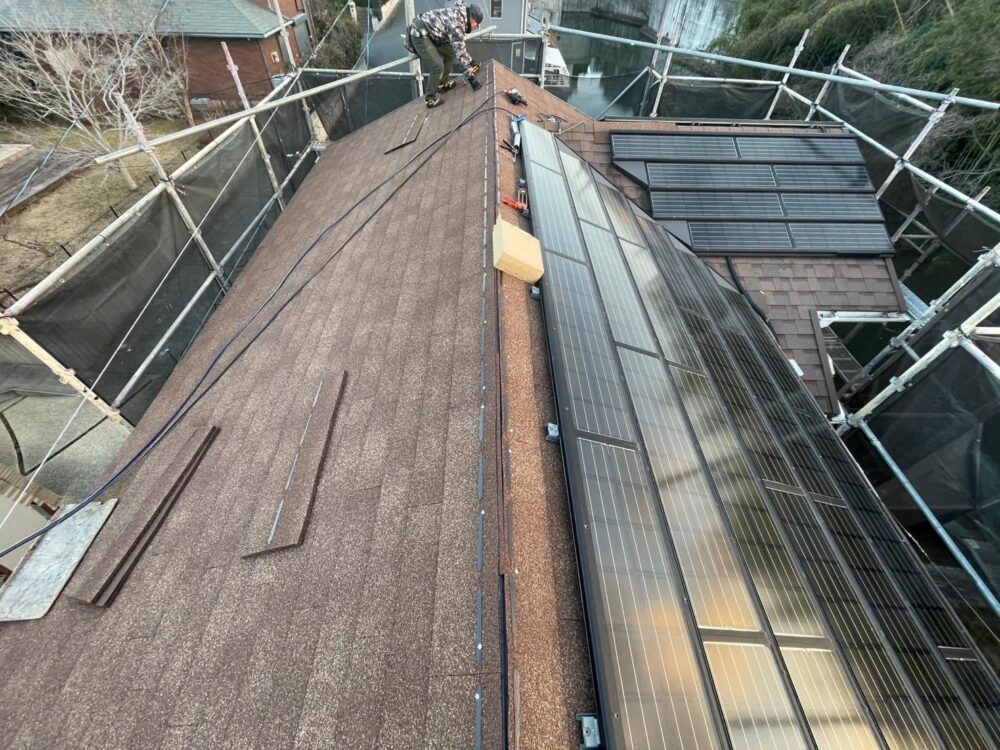 福岡県福岡市東区青葉のA様邸で経年劣化した屋根を耐久性と防水性に優れたアスファルトシングルに葺き替えました