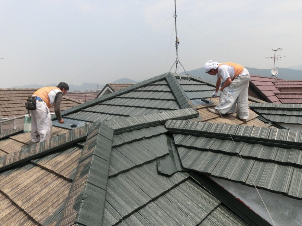 太陽光パネルがある屋根は塗装できる？後悔しないメンテナンスの進め方