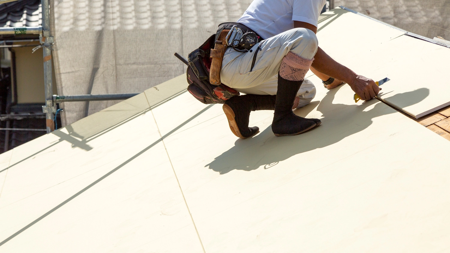 屋根工事専門の職人