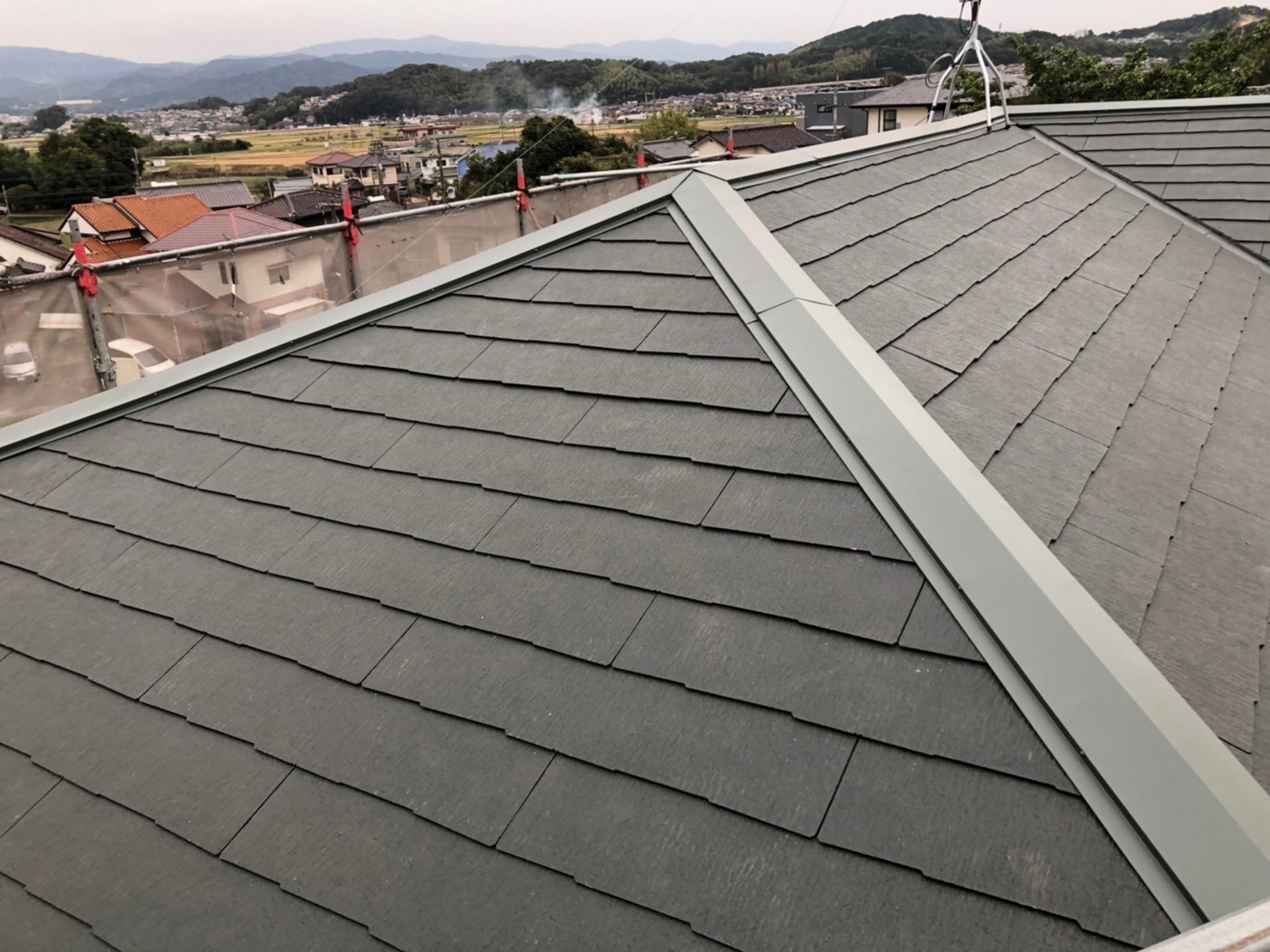 福岡県福岡市東区香住ケ丘のT様邸で瓦屋根を葺き替え、軽量で耐久性に優れたアスファルトシングル屋根へリフォームしました